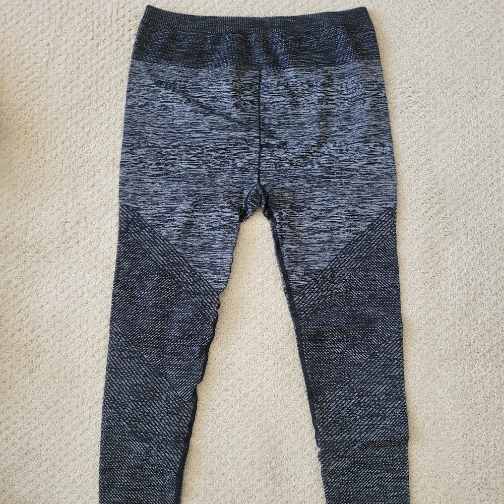 Fabletics Black Grey Stripes 3/4 Compression Leggings  Inseam/Size: M/Tall | 29